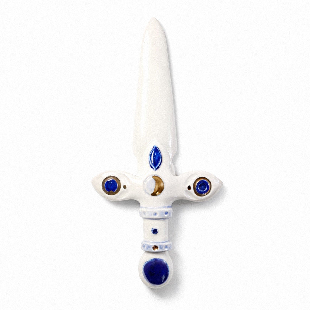 Daga de porcelana con gemas azules