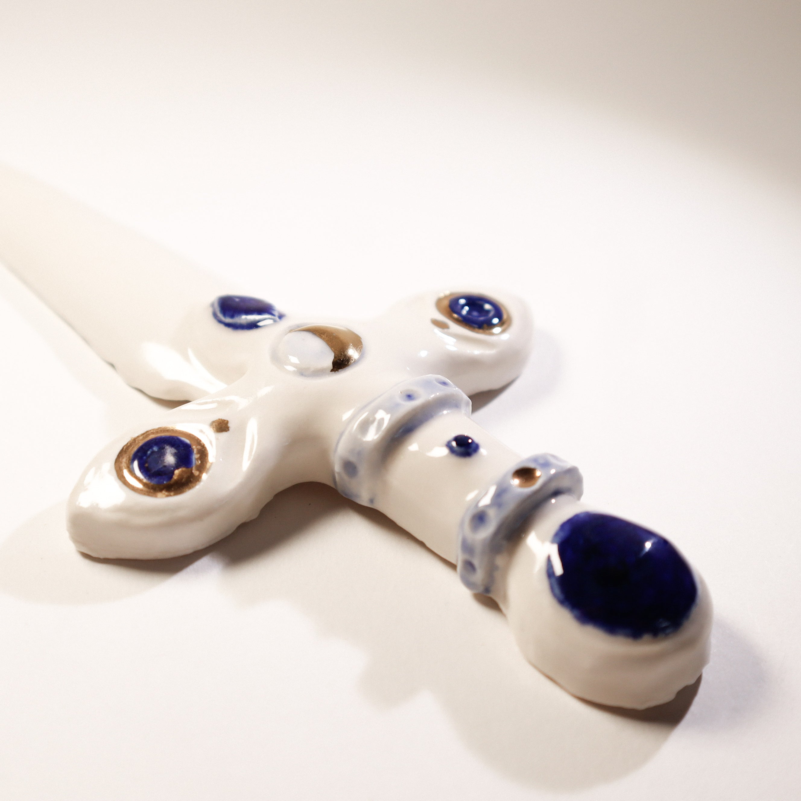 Daga de porcelana con gemas azules