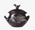 Olla de cerámica negra con flor