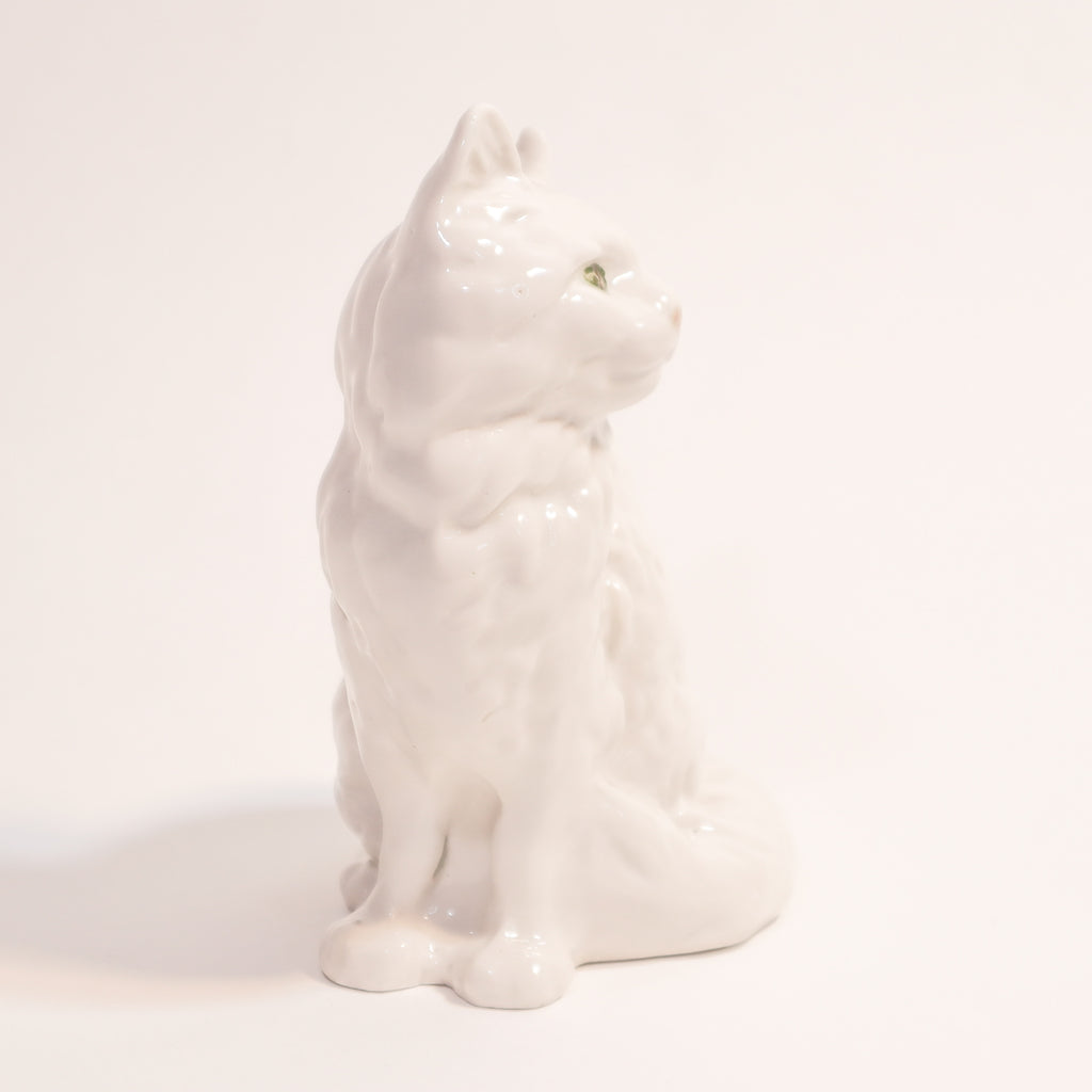 Gatito blanco de porcelana