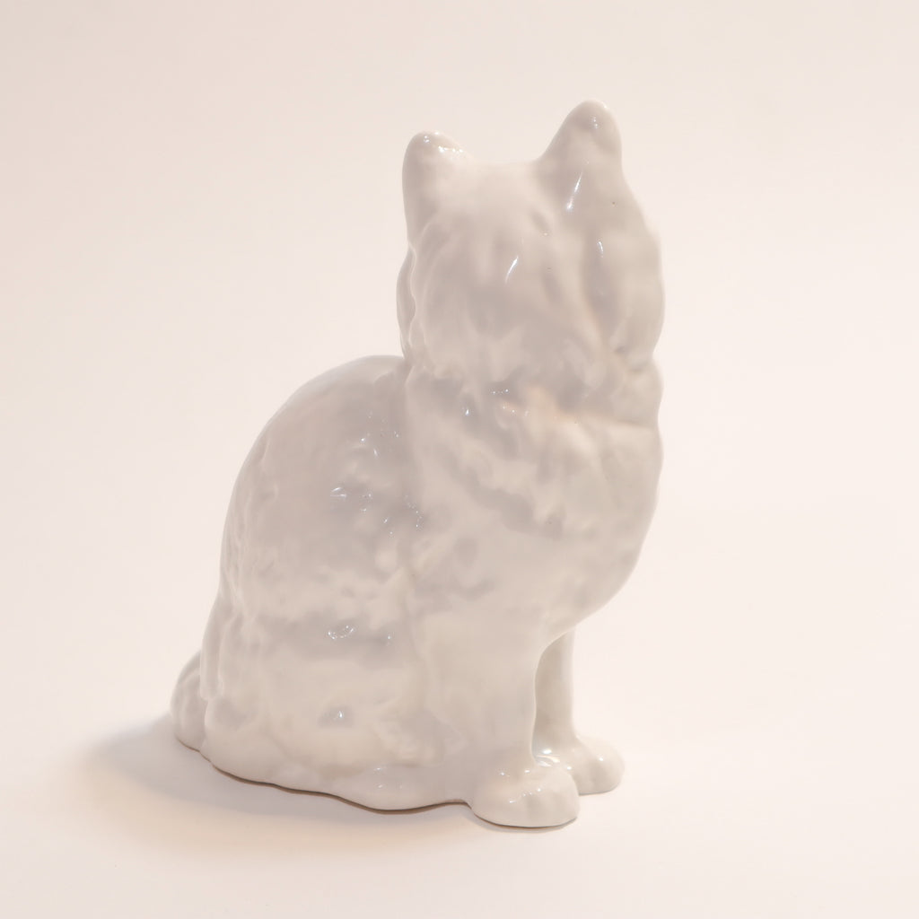 Gatito blanco de porcelana