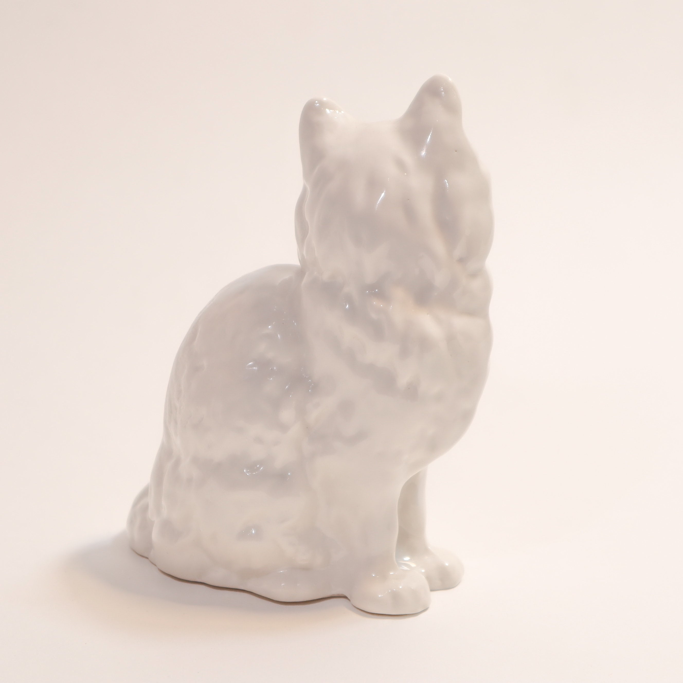 Gatito blanco de porcelana