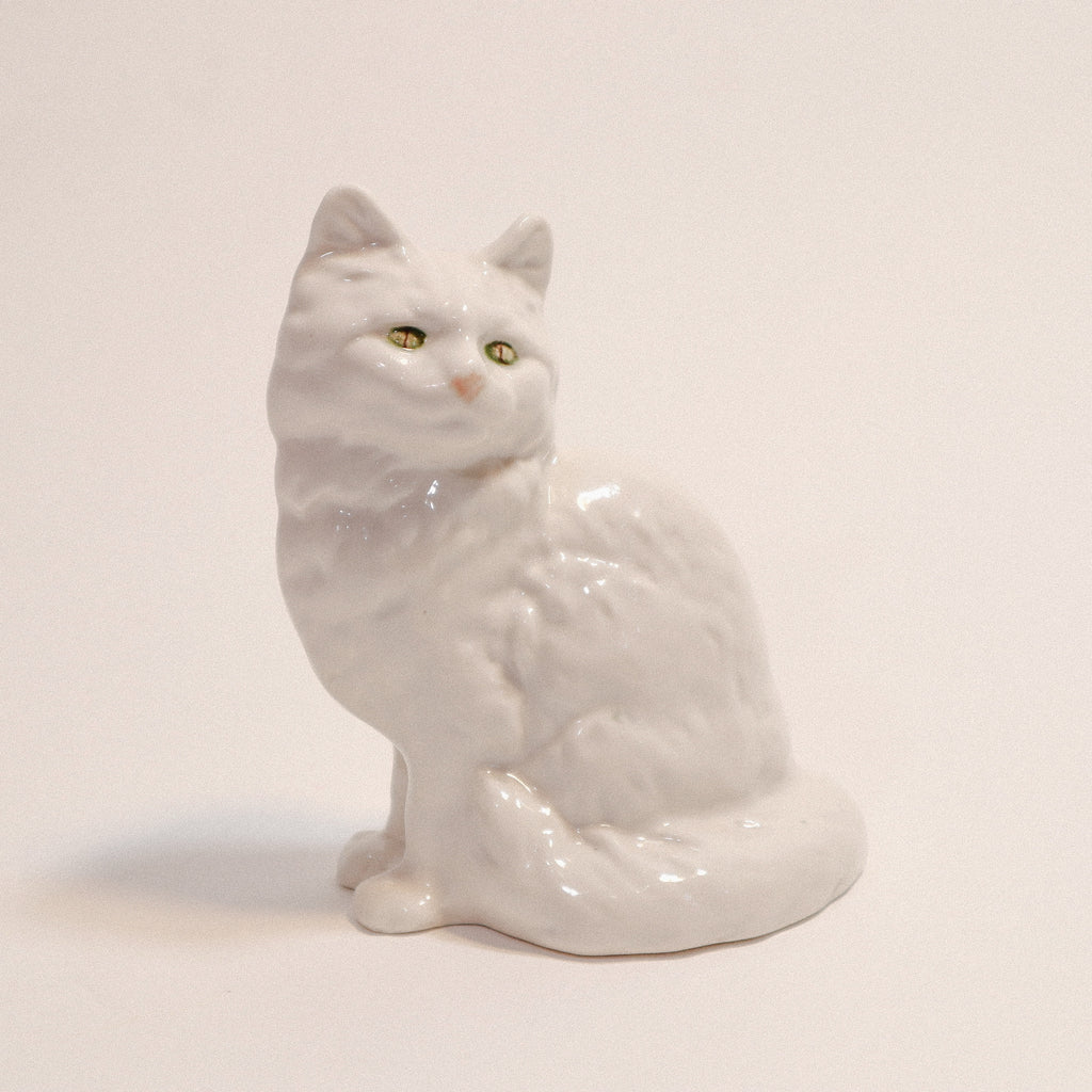 Gatito blanco de porcelana