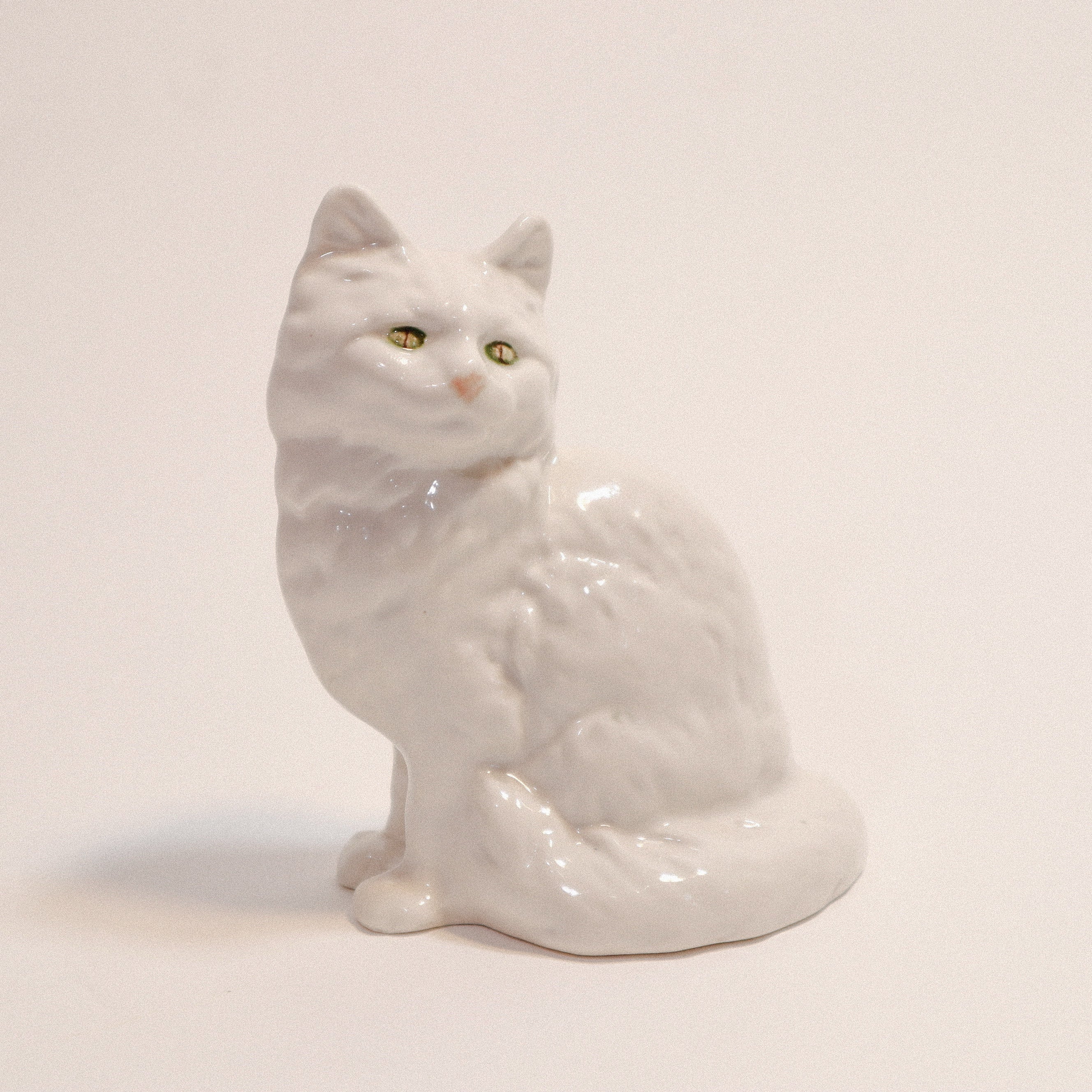 Gatito blanco de porcelana